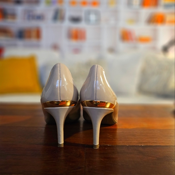 Liz Claiborne Nude Pointed Toe 2 1/4" Heel Pumps, Gold Trim - Picture 2 of 3